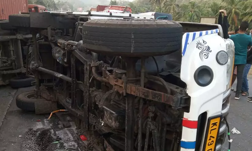 കുതിരാനില് എട്ട് വാഹനങ്ങള് കൂട്ടിയിടിച്ച് മൂന്നു മരണം; ഗതാഗതം സ്തംഭിച്ചു, കുതിരാനില് എട്ട് വാഹനങ്ങള് കൂട്ടിയിടിച്ച് മൂന്നു മരണം; ഗതാഗതം സ്തംഭിച്ചു,