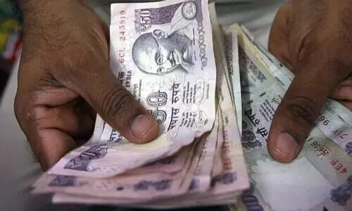 He cheated the employee and stole Rs 3,000 from the shop