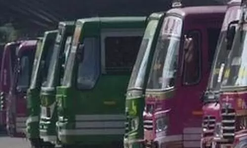 ബസ് ടയറിനും ജീവിതത്തിനും ഇടയിലെ നിമിഷങ്ങൾ; യാത്രികൻ രക്ഷപ്പെട്ടത് തലനാരിഴക്ക്​