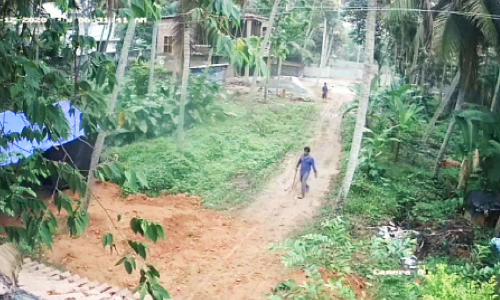 ടാ​ർ​പോ​ളി​ൻ ഷീ​റ്റ് വ​ലി​ച്ചു​കെ​ട്ടിയുണ്ടാക്കിയ കൂര തകർത്ത്​​ ഇറക്കി വി​ട്ടു; പെരുവഴിയിലായി യുവതിയും പെൺമക്കളും