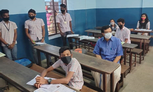 ആത്മവിശ്വാസമേകാൻ   സഹപാഠിയായി മന്ത്രിയെത്തി