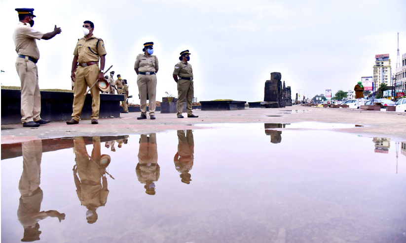 വല്ലാത്തൊരു രാവ്; ആഘോഷപ്പൂത്തിരിയും കോവിഡെടുത്തു വല്ലാത്തൊരു രാവ്; ആഘോഷപ്പൂത്തിരിയും കോവിഡെടുത്തു