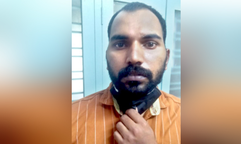 റോ​ഡ് പ്ര​വൃ​ത്തി​ക്കി​ടെ ഗ​താ​ഗ​തം നി​യ​ന്ത്രി​ച്ച തൊ​ഴി​ലാ​ളി​ക്കു​നേ​രെ കാ​ർ ഓ​ടി​ച്ചു​ക​യ​റ്റി