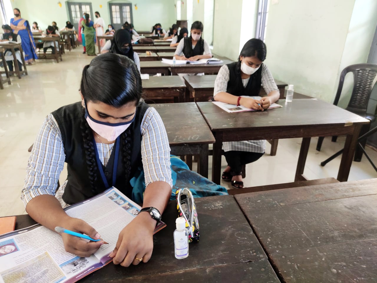 ഒമ്പതാം ക്ലാസ്​ വരെ ഓൾ പാസ്​; ഓണ്‍ലൈന്‍ ക്ലാസിലെ ഹാജര്‍ ഉള്‍പ്പെടെ പരിഗണിക്കും