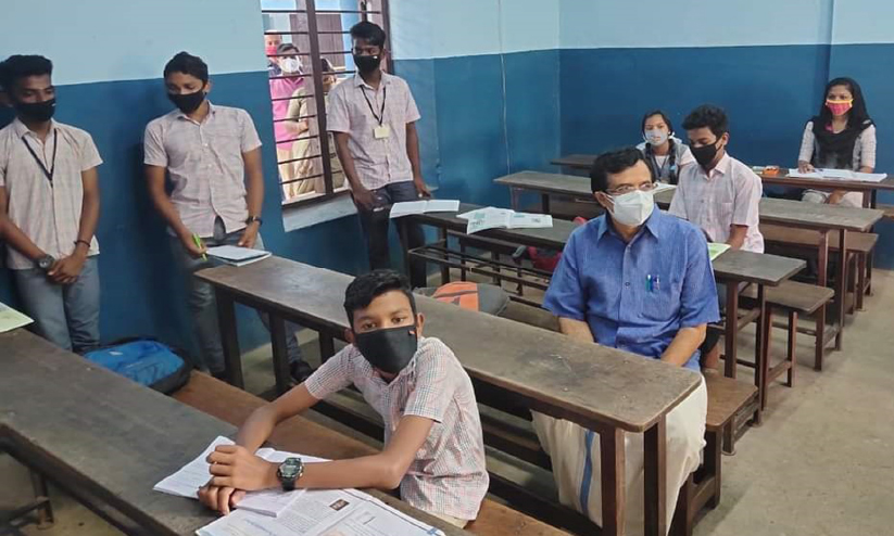 ആത്മവിശ്വാസമേകാൻ   സഹപാഠിയായി മന്ത്രിയെത്തി