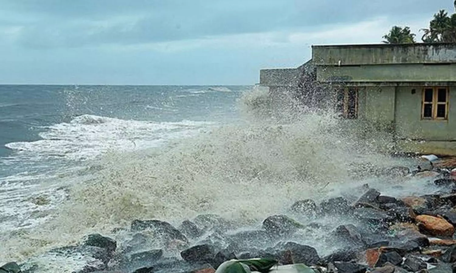 രൗദ്രഭാവം പൂണ്ട് കടൽ; ഉറക്കമില്ലാതെ തീരവാസികൾ