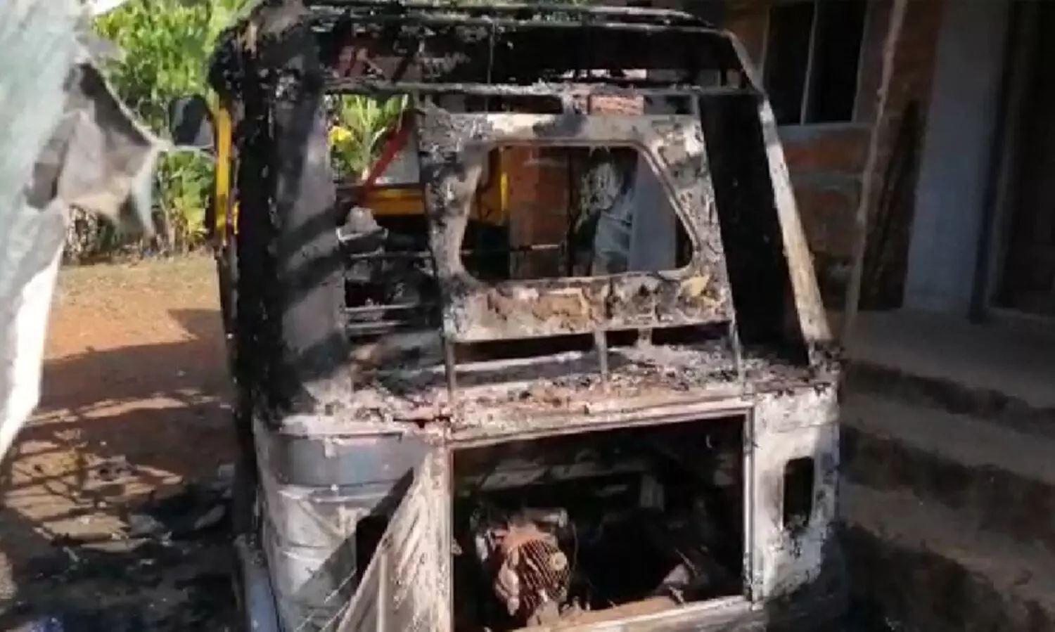 ചെങ്ങറ കോളനിയിൽ അതിക്രമം, ഓട്ടോറിക്ഷ കത്തിച്ചു; നീതി തേടി കലക്ടറേറ്റ് പടിക്കൽ സമരം