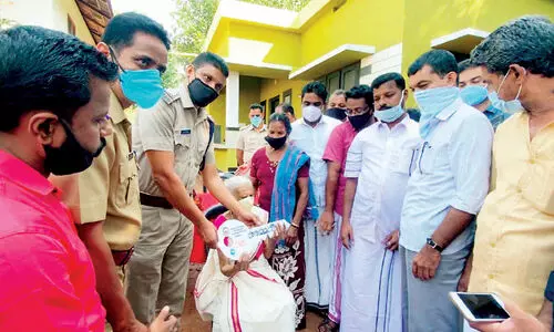 യു​വാ​ക്ക​ളും ​െപാ​ലീ​സും കൈ​കോ​ർ​ത്തു; അ​മ്മ വീ​ടി​െൻറ പാ​ലു​കാ​ച്ച​ൽ ആ​ഘോ​ഷ​മാ​യി