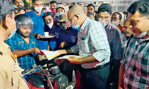 ഡ്രൈവർമാർക്ക് ചുടു ചായയും ബിസ്കറ്റുമായി കലക്ടർ ഡ്രൈവർമാർക്ക് ചുടു ചായയും ബിസ്കറ്റുമായി കലക്ടർ