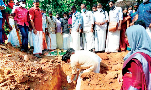 പി.​കെ. ശ​ശി എം.​എ​ൽ.​എ നി​ർ​മി​ച്ചു​ന​ല്‍കു​ന്ന വീ​ടി​ന് ത​റ​ക്ക​ല്ലി​ട്ടു