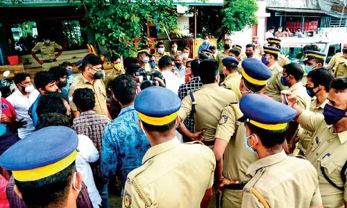 ക​ണ്ണ​നൂ​രി​ൽ സി.​പി.​എം–പൗ​ര​മു​ന്ന​ണി പ്ര​വ​ർ​ത്ത​ക​ർ ത​മ്മി​ൽ സം​ഘ​ർ​ഷം; ഒ​രാ​ൾ​ക്ക് വെ​ട്ടേ​റ്റു