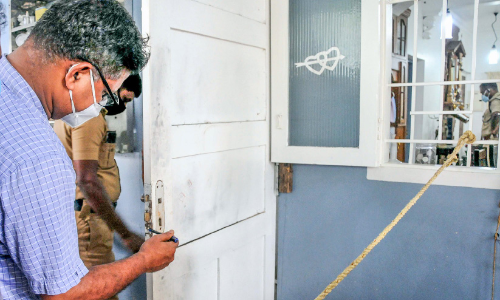 വീട് കുത്തിത്തുറന്ന് 11 ലക്ഷത്തിന്‍റെ സ്വർണം കവർന്നു