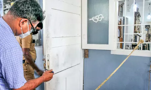 വീട് കുത്തിത്തുറന്ന് 11 ലക്ഷത്തിന്‍റെ സ്വർണം കവർന്നു