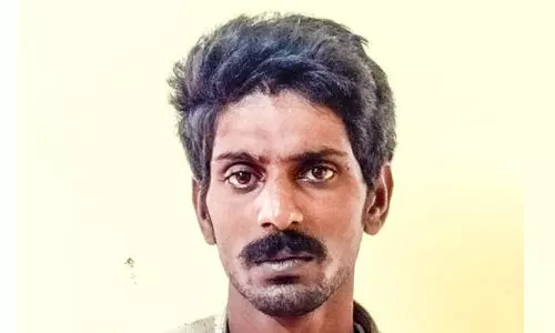 മൊ​ബൈ​ൽ മോ​ഷ്​​ടാ​വ്​ വീ​ട്ട​മ്മ​യെ​യും മ​ക​ളെ​യും അ​സ​ഭ്യം പ​റ​ഞ്ഞ കേ​സി​ല​ും പ്ര​തി