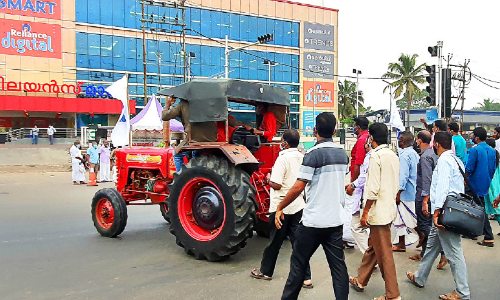 കർഷക സമരത്തിന്​ ​െഎക്യദാർഢ്യവുമായി ആലപ്പുഴ; റിലയൻസ്​ മാളിന്​ മുന്നിൽ ട്രാക്​ടറുമായി പ്രതിഷേധം