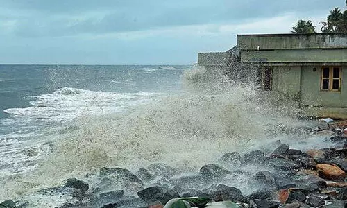 രൗദ്രഭാവം പൂണ്ട് കടൽ; ഉറക്കമില്ലാതെ തീരവാസികൾ