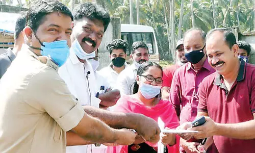 പ​ത്ത് കു​ടും​ബ​ങ്ങ​ൾ​ക്ക് വീ​ട് വെ​ക്കാ​ൻ ഭൂ​മി ന​ൽ​കി ചോ​ല​യി​ൽ ഉ​സ്മാ​ൻ