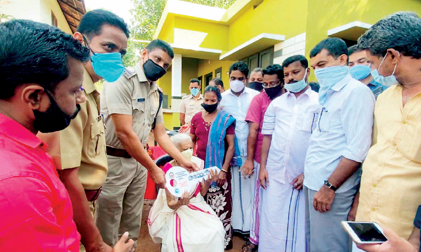 യുവാക്കളും െപാലീസും കൈകോർത്തു; അമ്മ വീടിെൻറ പാലുകാച്ചൽ ആഘോഷമായി യുവാക്കളും െപാലീസും കൈകോർത്തു; അമ്മ വീടിെൻറ പാലുകാച്ചൽ ആഘോഷമായി