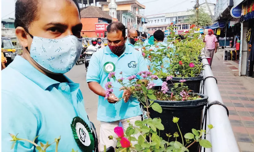 പൂക്കളാൽ സുന്ദരിയായി വയനാടൻ പട്ടണങ്ങൾ