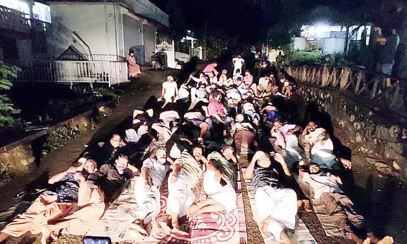 റോഡിൽ കിടന്ന് അയ്യമ്പുഴക്കാർ പുതുവർഷത്തെ വരവേറ്റു റോഡിൽ കിടന്ന് അയ്യമ്പുഴക്കാർ പുതുവർഷത്തെ വരവേറ്റു