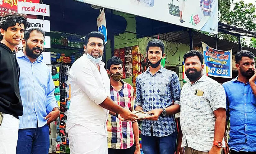 പ​ത്തു​രൂ​പ ക​ട​യി​ൽ ഇ​നി കാ​രു​ണ്യ​ത്തിന്‍റെ ഭ​ക്ഷ​ണ​പ്പൊ​തി​ക​ളും