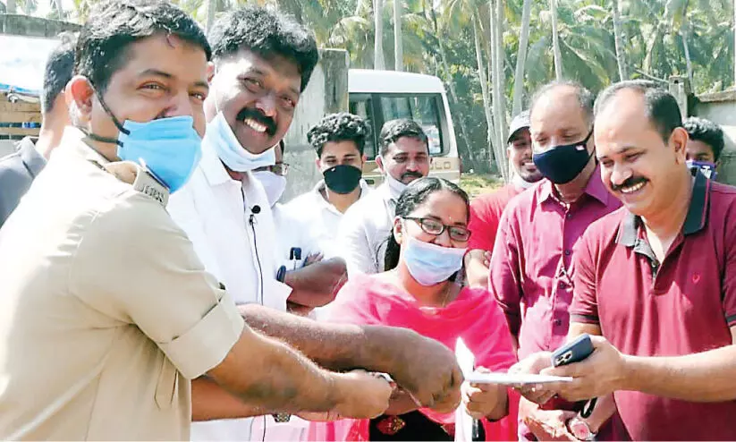 പ​ത്ത് കു​ടും​ബ​ങ്ങ​ൾ​ക്ക് വീ​ട് വെ​ക്കാ​ൻ ഭൂ​മി ന​ൽ​കി ചോ​ല​യി​ൽ ഉ​സ്മാ​ൻ