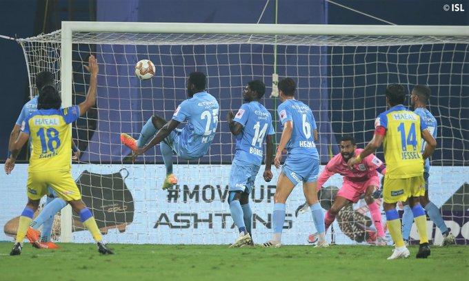 പത്തുമിനിട്ടിനിടെ രണ്ടു ഗോൾ വാങ്ങി ബ്ലാസ്റ്റേഴ്സ് പത്തുമിനിട്ടിനിടെ രണ്ടു ഗോൾ വാങ്ങി ബ്ലാസ്റ്റേഴ്സ്