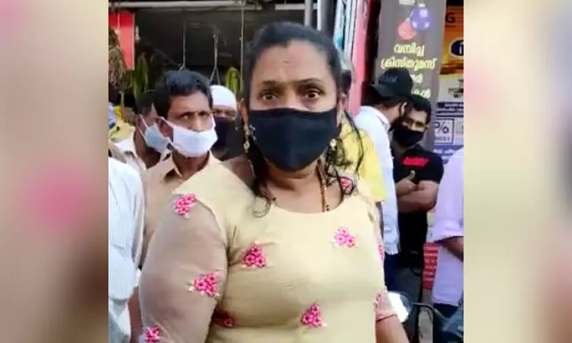 യുവതിയെ വസ്ത്രം വലിച്ചുകീറി മർദിച്ചു; സ്റ്റേഷനില്‍ വസ്ത്രം ഊരിയെറിഞ്ഞ് പ്രതിയുടെ പ്രതിഷേധം