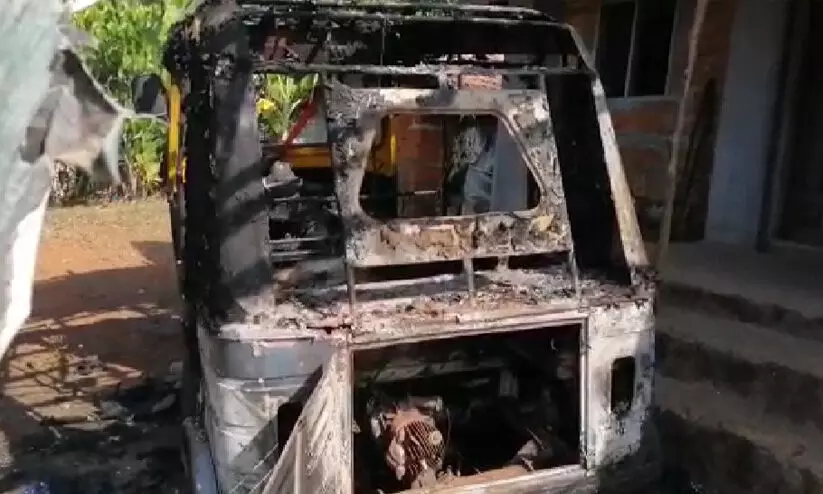 ചെങ്ങറ കോളനിയിൽ അതിക്രമം, ഓട്ടോറിക്ഷ കത്തിച്ചു; നീതി തേടി കലക്ടറേറ്റ് പടിക്കൽ സമരം