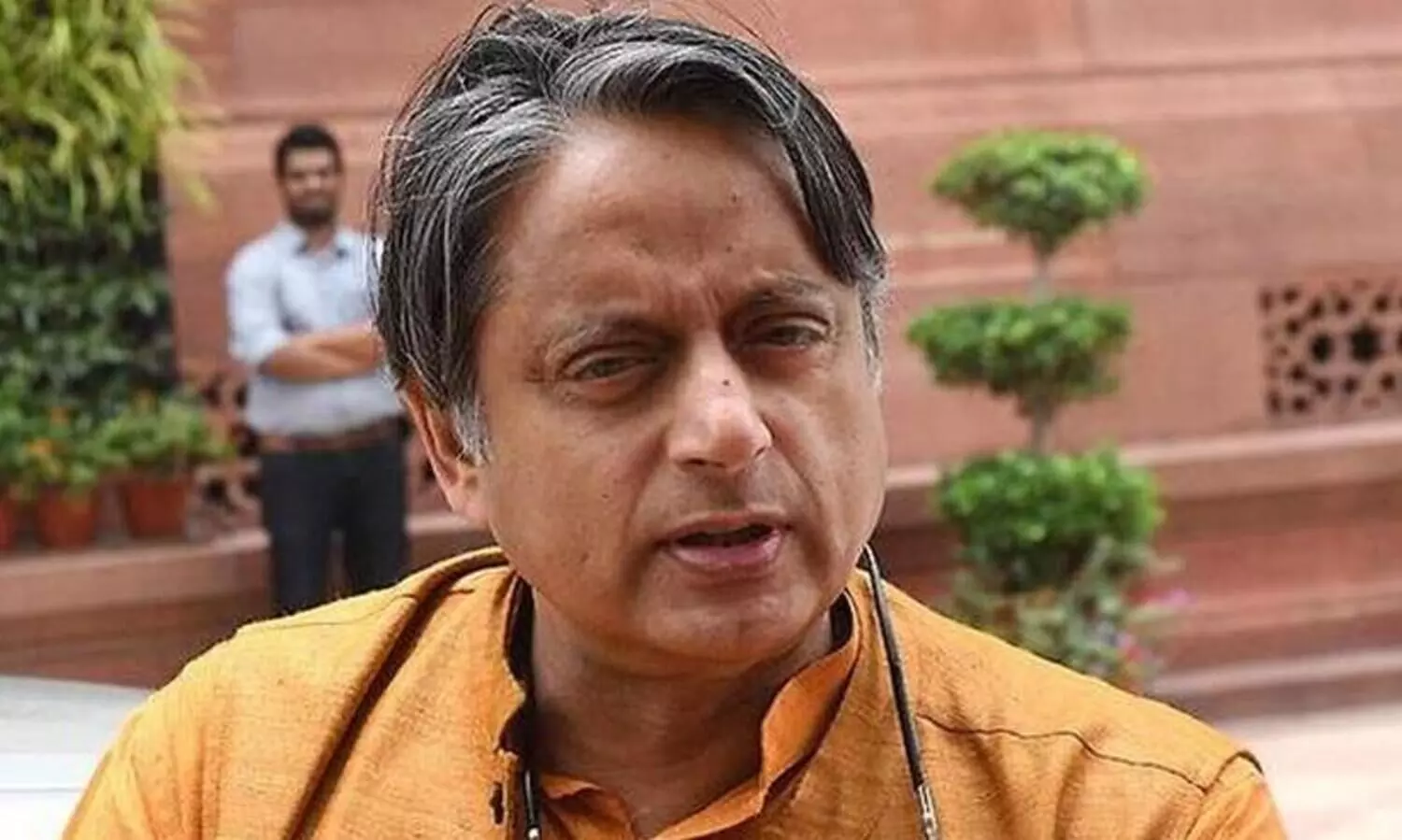 മൂന്നാം ഘട്ട പരീക്ഷണം പൂർത്തിയാക്കാത്ത കോവാക്സിന് അനുമതി നൽകിയത് അപകടകരം -ശശി തരൂർ