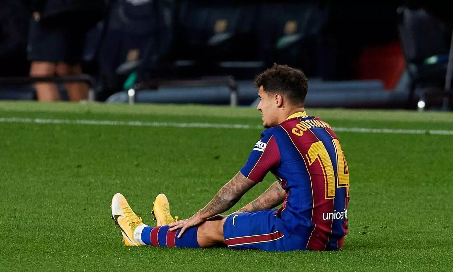 Barcelona’s Coutinho out for 3 months after knee surgery