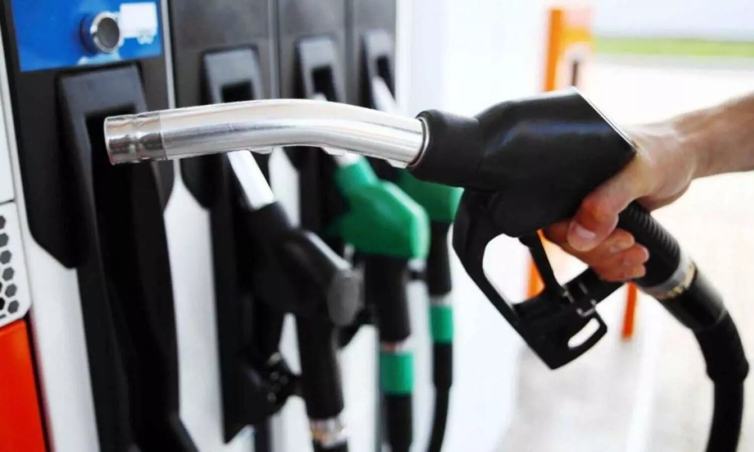 ഇന്ധനം പ്രീമിയം വേണോ സാദാ മതിയോ? നമ്മുടെ വാഹനത്തിന്​ പറ്റിയ പെട്രോളും ഡീസലും തിരിച്ചറിയാം