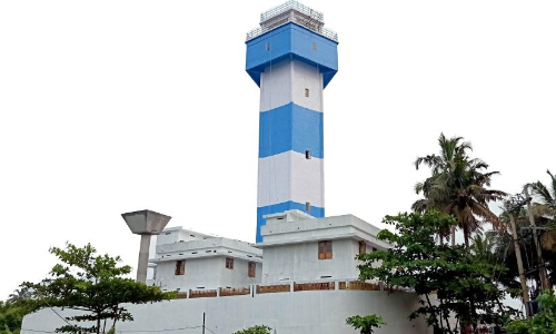 പ്ര​കാ​ശ​ഗോ​പു​ര​ത്തി​ൽ വി​ള​ക്കു​ക​ൾ തെ​ളി​യുന്നു; വലിയഴീക്കൽ തീരം സഞ്ചാരികളുടെ ഇഷ്​ടകേന്ദ്രമാകും