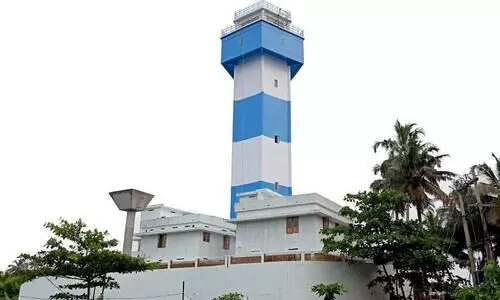 പ്ര​കാ​ശ​ഗോ​പു​ര​ത്തി​ൽ വി​ള​ക്കു​ക​ൾ തെ​ളി​യുന്നു; വലിയഴീക്കൽ തീരം സഞ്ചാരികളുടെ ഇഷ്​ടകേന്ദ്രമാകും