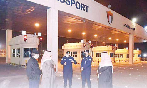 അ​തി​ർ​ത്തി ചെ​ക്ക്​ പോ​സ്​​റ്റി​ൽ ആ​ഭ്യ​ന്ത​ര മ​ന്ത്രി​യു​ടെ പ​രി​​ശോ​ധ​ന