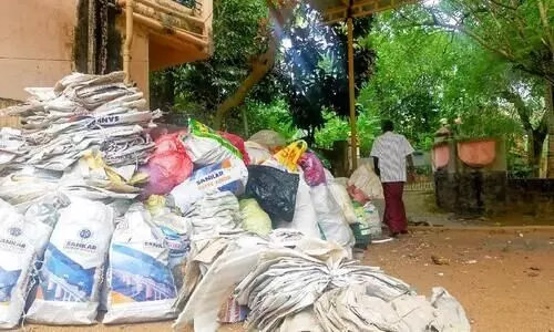 പ്ലാസ്റ്റിക് മാലിന്യം: നടപടിയെടുക്കാതെ അധികൃതര് പ്ലാസ്റ്റിക് മാലിന്യം: നടപടിയെടുക്കാതെ അധികൃതര്