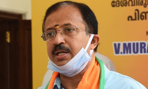 ശശി തരൂർ എന്തിനാണ് വാക്സിന് തടസ്സം നിൽക്കുന്നത്? -വി. മുരളീധരൻ