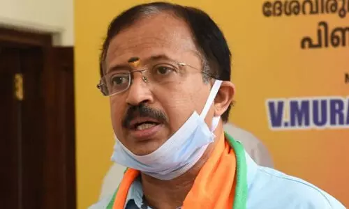 ശശി തരൂർ എന്തിനാണ് വാക്സിന് തടസ്സം നിൽക്കുന്നത്? -വി. മുരളീധരൻ