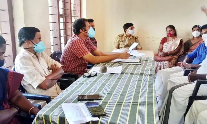 വിലങ്ങാട് ആദിവാസി കോളനി വികസനം എങ്ങുമെത്തിയില്ല; പൊട്ടിത്തെറിച്ച് കലക്ടർ