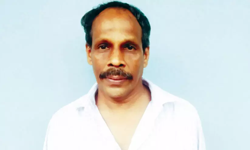 ചോര നീരാക്കി വാങ്ങിയ ഒമ്പത് പവൻ തൊണ്ടിമുതൽ; തിരിച്ചുകിട്ടാൻ പ്രാർഥനയുമായി കൃഷ്ണൻ ചോര നീരാക്കി വാങ്ങിയ ഒമ്പത് പവൻ തൊണ്ടിമുതൽ; തിരിച്ചുകിട്ടാൻ പ്രാർഥനയുമായി കൃഷ്ണൻ