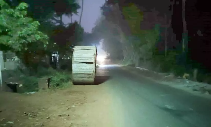 യാത്രക്കാർക്ക് ഭീഷണിയായി കേബിൾ ബോക്സ് യാത്രക്കാർക്ക് ഭീഷണിയായി കേബിൾ ബോക്സ്