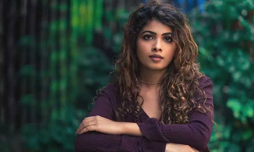 വെണ്ണിലാചന്ദനക്കിണ്ണം കവർസോങുമായി സന മൊയ്തൂട്ടി