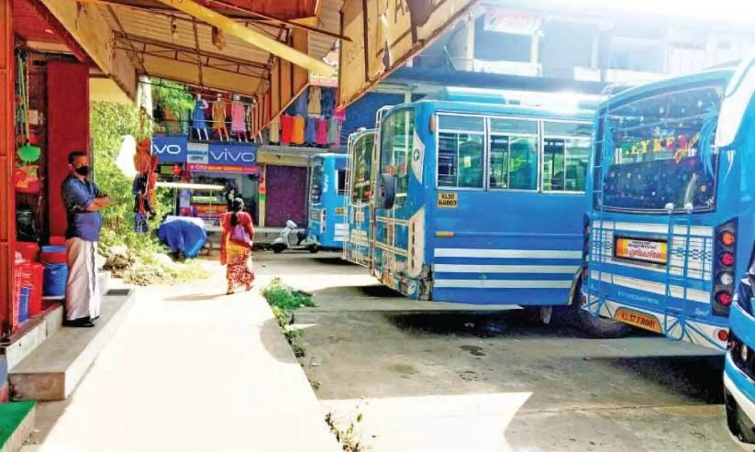 ബസ്​സ്​റ്റാൻഡിനുള്ളിലെ അനധികൃത ബസ്​ പാർക്കിങ് വ്യാപാരികൾക്ക് വിനയാകുന്നു