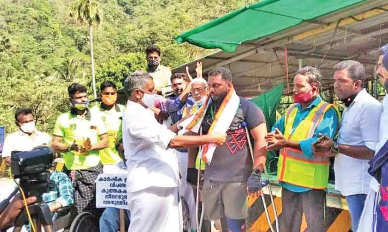 ഒറ്റക്കാലിൽ ഷഫീഖ് ചുരം കയറി; കർഷകർക്ക് ഐക്യദാർഢ്യവുമായി