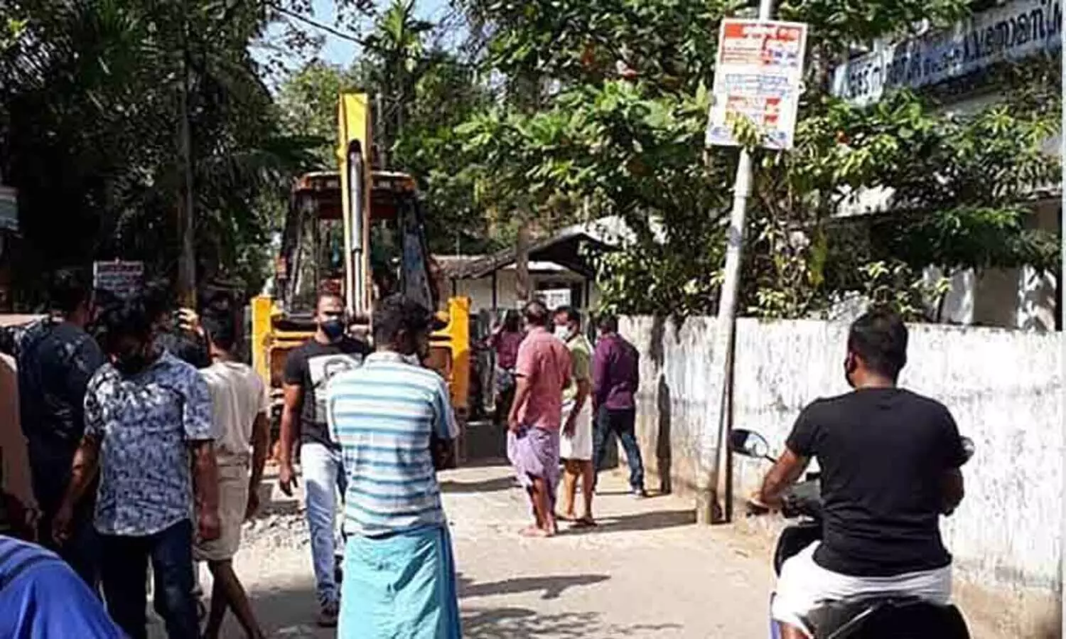 റോ​ഡ് കു​ത്തി​പ്പൊ​ളി​ക്കാ​നു​ള്ള നീ​ക്കം നാ​ട്ടു​കാ​ര്‍ ത​ട​ഞ്ഞു