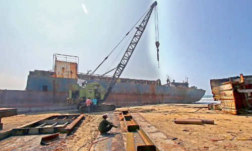 കണ്ണൂരിൽ കടലിൽ കുടുങ്ങിയ കപ്പൽ പൊളിച്ചുനീക്കാൻ തുടങ്ങി