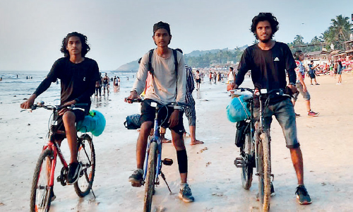 ക​ർ​ഷ​ക സ​മ​ര​ത്തി​ന് ഐ​ക്യ​ദാ​ർ​ഢ്യ​വു​മാ​യി ആ​ല​ത്തൂ​രിൽ നിന്ന് മൂ​ന്നം​ഗ​  വി​ദ്യാ​ർ​ഥി സം​ഘം  സൈ​ക്കി​ളിൽ ഗോവയിൽ