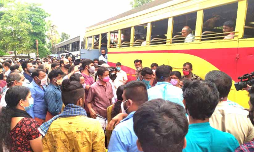 പാ​ണ​ത്തൂർ ബ​സ​പ​ക​ടം: സഹായവുമായി ജനപ്രതിനിധികളും ഉദ്യോഗസ്ഥരും