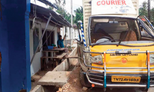 പിക്​-അപ്​ കടയിലേക്ക് ഇടിച്ചുകയറി ഡ്രൈവര്‍ക്ക് പരിക്ക്