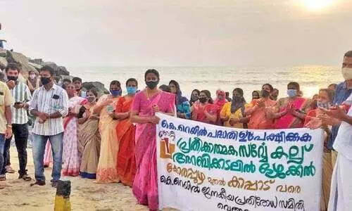 അർധ അതിവേഗ റെയിൽ; പ്രതീകാത്മക സർവേ കല്ല് അറബിക്കടലിൽ ഒഴുക്കി